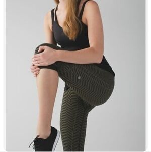 Lululemon In The Flow Crop II Heathered Fatigue Green chevron size 6